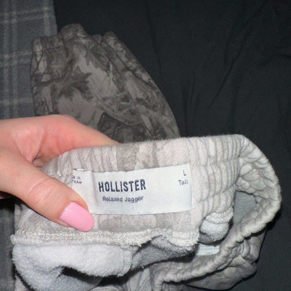 Hollister Men's Camo Joggers - Picture 4 of 4